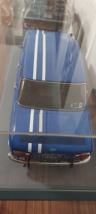 Maqueta Renault 8 Gordini 1/8 con urna