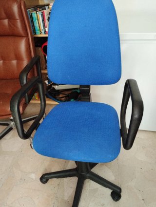 Silla de oficina regulable azul