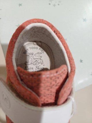 Zapato bebé piel con velcro marca León Shoes