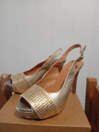 Sandalias doradas con pedrería
