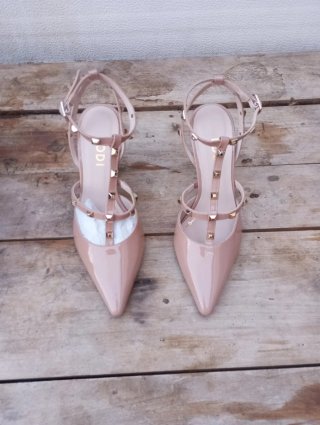 Zapatos Lodi Tacon Tira con tachuelas Doradas.