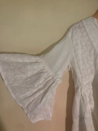 Blusa blanca bordada con volantes talla única