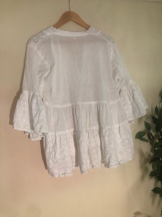 Blusa blanca bordada con volantes talla única