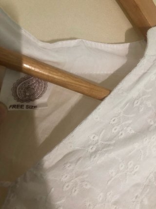 Blusa blanca bordada con volantes talla única