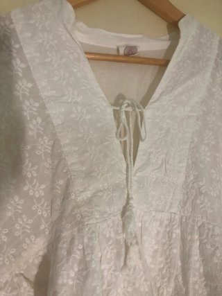 Blusa blanca bordada con volantes talla única