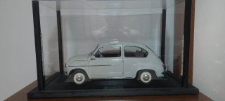 Maqueta SEAT 600 1/8 con urna iluminada