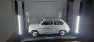 Maqueta SEAT 600 1/8 con urna iluminada