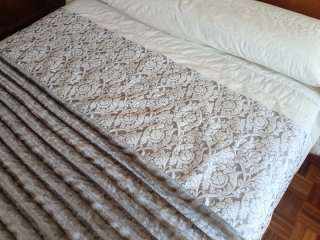 Colcha de cama gris
