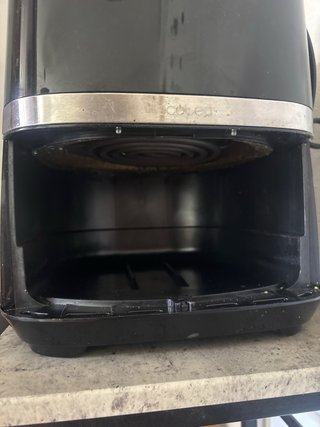 Freidora de aire negra y plateada