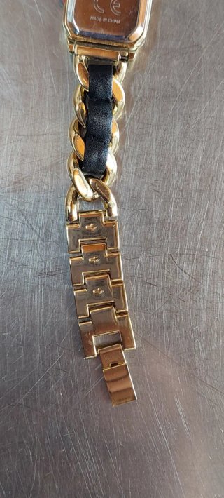 Relógio dourado com pulseira de elos