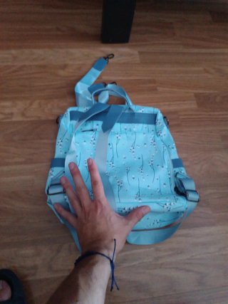 Mochila azul con estampado floral