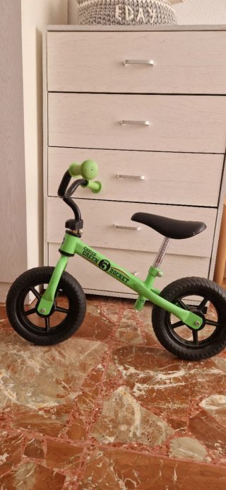 Bicicleta de equilibrio verde
