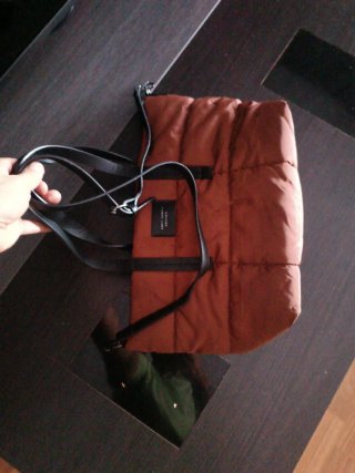 Bolso acolchado marrón moderno