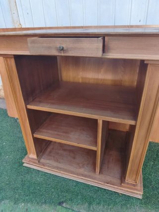 Mueble antiguo de madera con cajón
