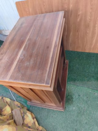 Mueble antiguo de madera con cajón