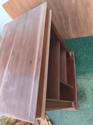 Mueble antiguo de madera con cajón