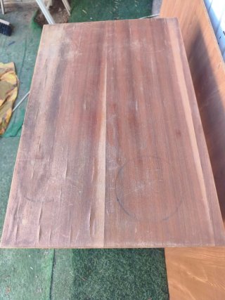 Mueble antiguo de madera con cajón