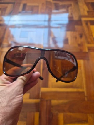 Gafas de sol Ray-Ban negras y marrones