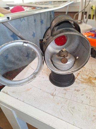 Antigua linterna de mano con mecha de aceite