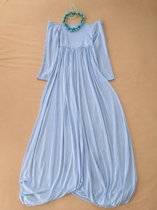 Vestido largo azul con mangas y corona