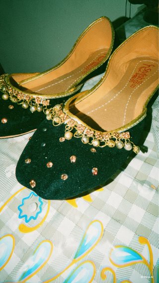 Zapatos Indios Negros y Dorados