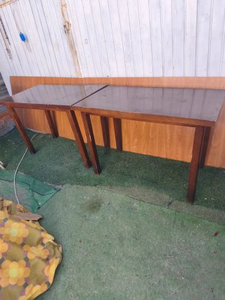 Dos mesas de madera