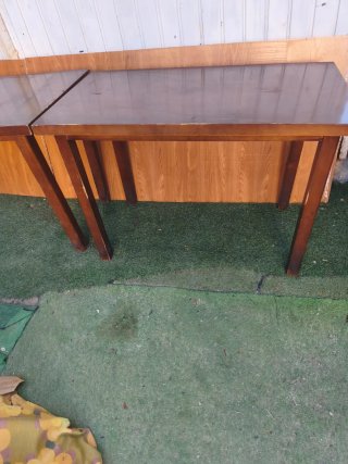 Dos mesas de madera