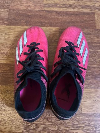 Zapatos de fútbol Adidas rosa y negro