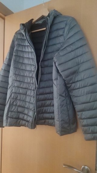 Chaqueta acolchada gris con capucha