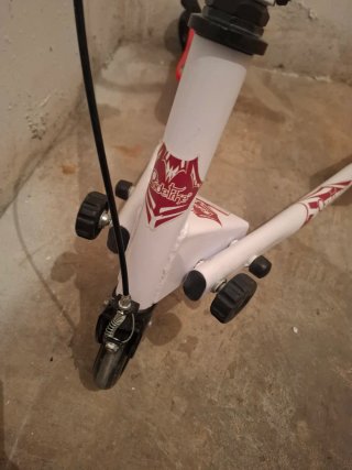 Patinete infantil blanco y rojo