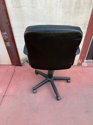 Silla de oficina negra con ruedas
