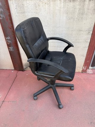 Silla de oficina negra con ruedas