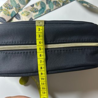 Bolso negro con correa estampada