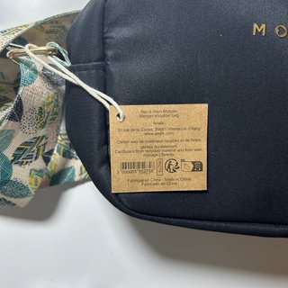 Bolso negro con correa estampada