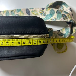 Bolso negro con correa estampada
