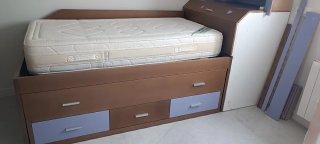 Mueble cajonera con cama superior y dos colchones