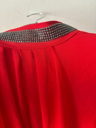Blusa roja con cuello adornado
