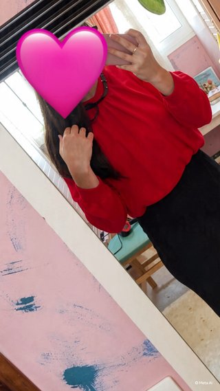 Blusa roja con cuello adornado