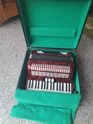 ACORDEON HONNER. 72 BAJOS, FABRICACION ALEMANA