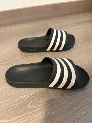 Chanclas Adidas Negras y Blancas