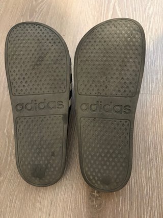 Chanclas Adidas Negras y Blancas