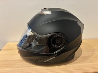 Casco de moto negro Acerbis.