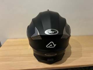 Casco de moto negro Acerbis.