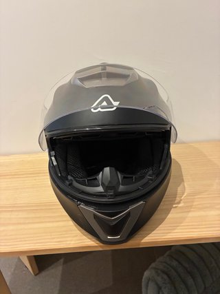 Casco de moto negro Acerbis.