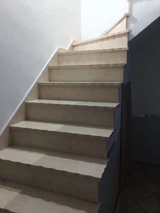 Escalera de mármol beige