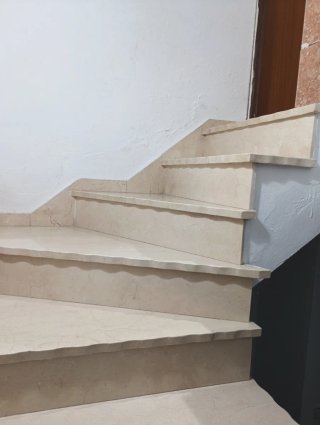 Escalera de mármol beige