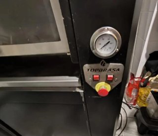 Asador de pollos a carbón