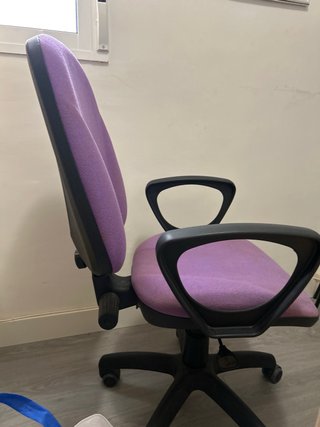 Silla de escritorio morada y negra