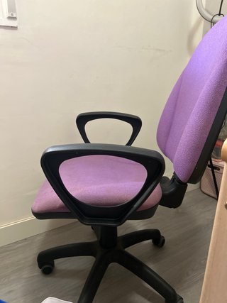 Silla de escritorio morada y negra