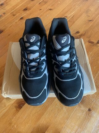 Zapatillas Asics deportivas negras y grises